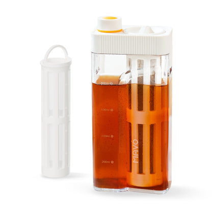 MAVO Crysbrick Cold Brewer in white, 800ml Tritan pitcher shown with its removable 350-mesh filter tube