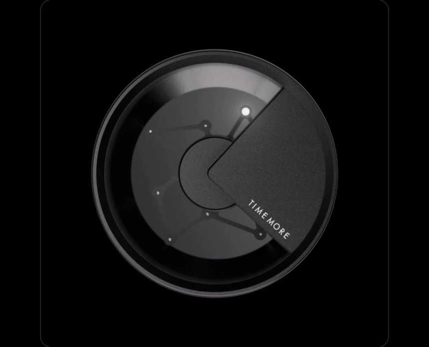 Animated: top-down view of the Autospin's needle arm sweeping its orbit inside the round housing