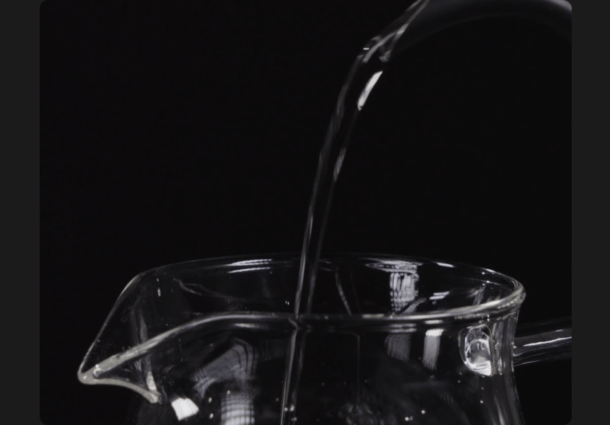 Animated: a heavy, high-flow stream pouring from the Fish Pro X gooseneck spout into a glass server