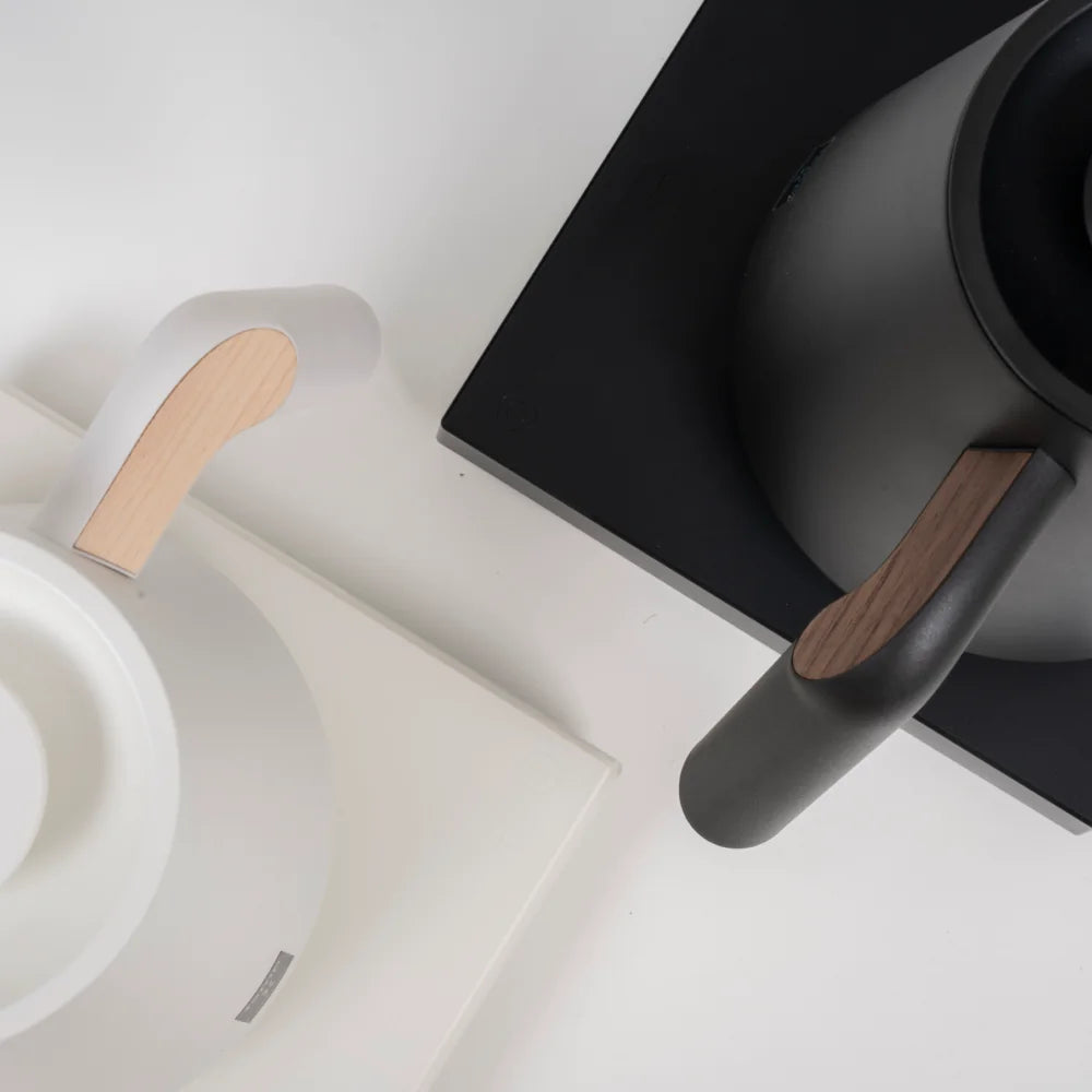 Close-up of the TIMEMORE Fish Pro X lid, collar and water-resistant wooden thumb rest