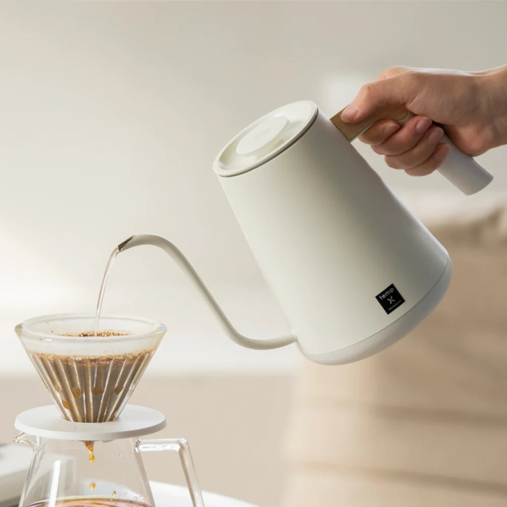 Low-flow pour from the TIMEMORE Fish Pro X gooseneck spout into a cone dripper during the bloom