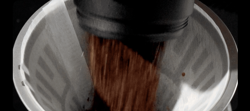 Animation of ground coffee pouring into the paper filter in the VECTOR and the wetted coffee bed during brewing